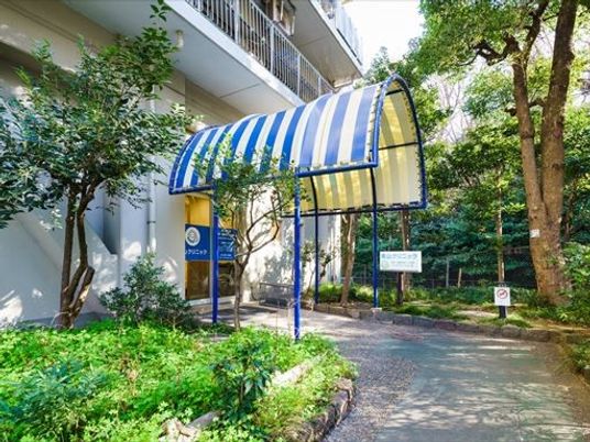 建物前の屋根付き通路  