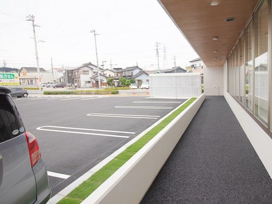駐車場横の外廊下  