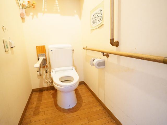 バリアフリートイレ設備 トイレ 安全に配慮された手すりが設置された清潔なトイレ空間です。安心してご利用いただける設計となっています。