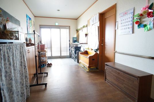 廊下に家具と装飾品