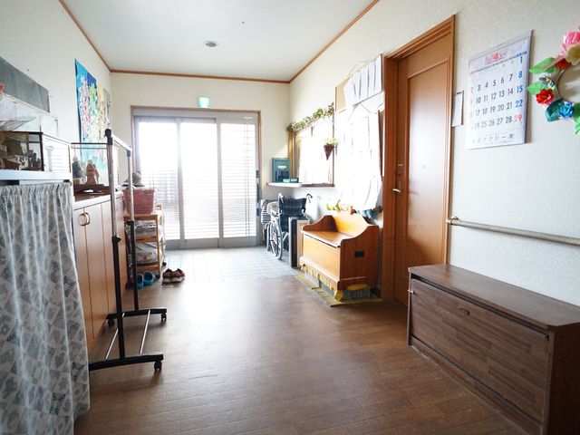 廊下に家具と装飾品 玄関 暖かみのある家具と装飾が訪れる人々を迎えます。ゆったりとした空間で安らぎの時間を。