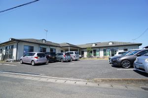 広い駐車場と建物外観