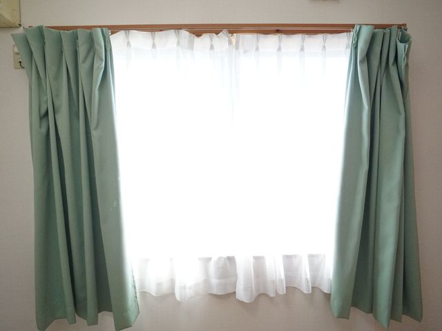 明るい窓カーテン 居室 穏やかな光を取り入れる窓辺です。柔らかなカラーのカーテンが心地よい空間を演出しています。