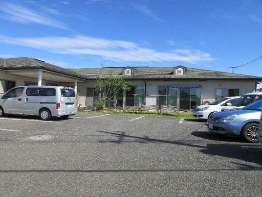 広々とした駐車場の建物