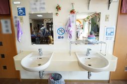 清潔な洗面台と鏡