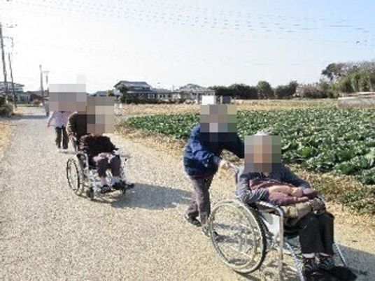 車椅子での散歩風景