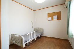 居室のベッドと掲示板