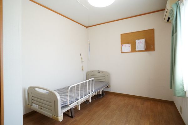 居室のベッドと掲示板