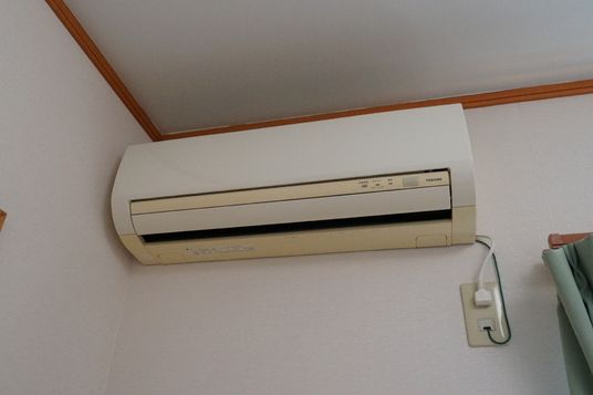 壁に取り付けられたエアコン