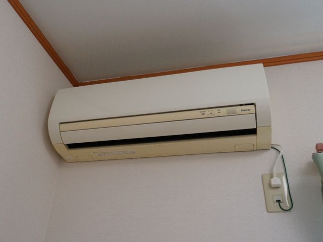 壁に取り付けられたエアコン エアコン 快適な室温を保つためのエアコンが完備されています。利便性と快適さを重視しています。