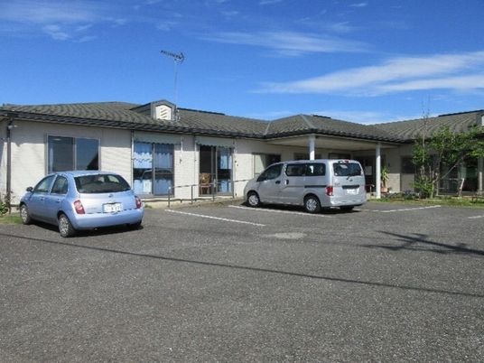 広々とした駐車場の建物