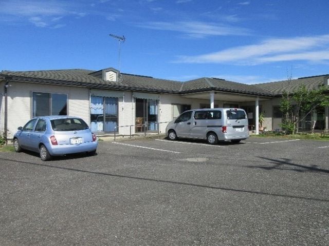 広々とした駐車場の建物 外観 ゆったりとした空間が気持ちを和らげ、居心地の良さを感じさせます。
