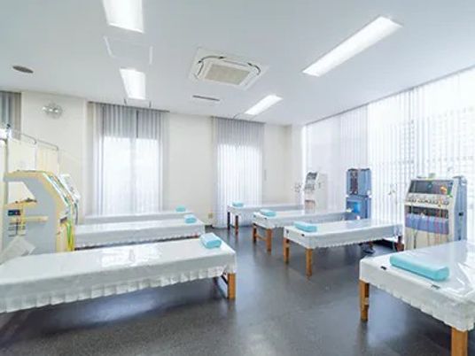 明るい機能訓練室  