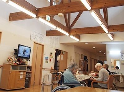 木の梁が目を引くダイニング