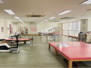 機能訓練用の広い室内  