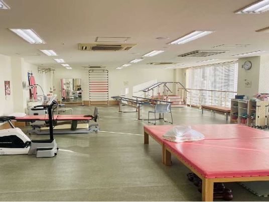 機能訓練用の広い室内  