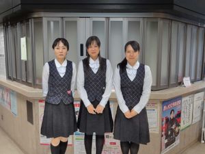 案内窓口の職員3名  