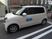 送迎車が停車する外観  