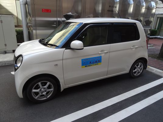 送迎車が停車する外観  