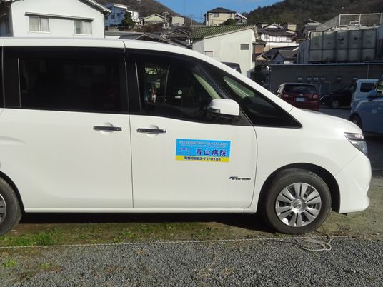 送迎車が停まる外観  