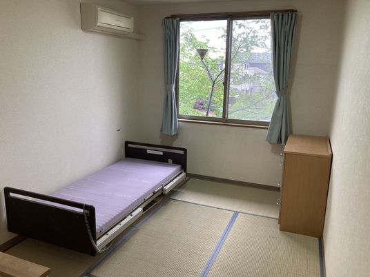 明るい窓のある居室