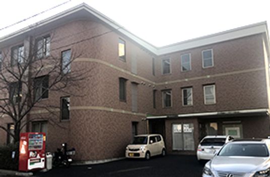 明るい外観の建物