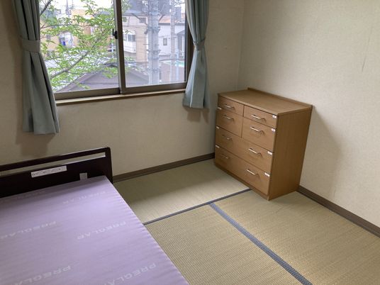 畳と窓の居室