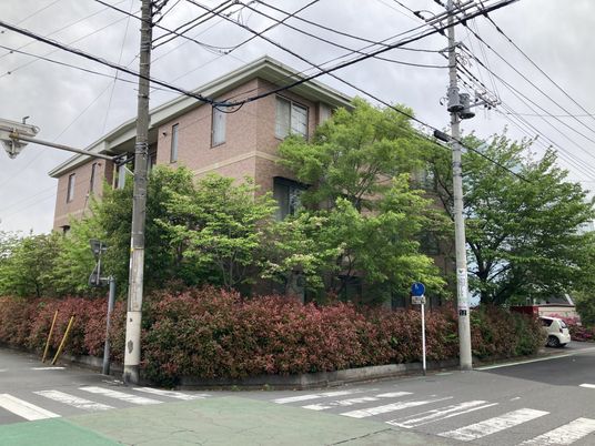 緑に囲まれた外観