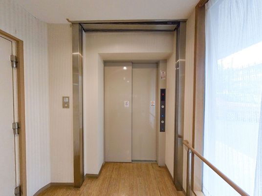 広々としたエレベーター