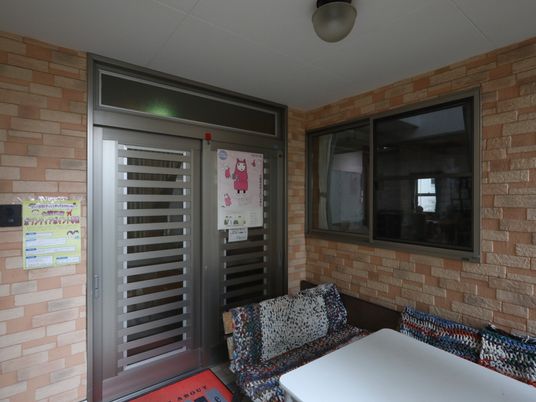 待合スペースと玄関