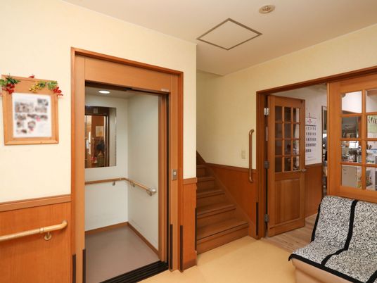 廊下と掲示物がある空間