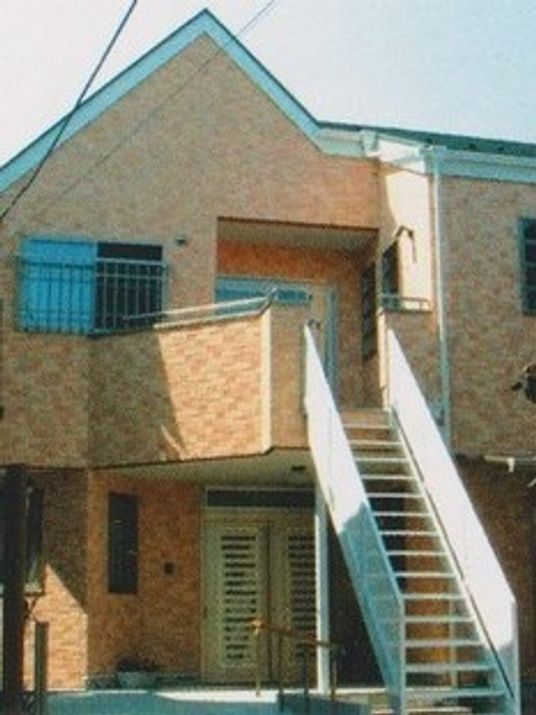 明るい外観の建物エントランス