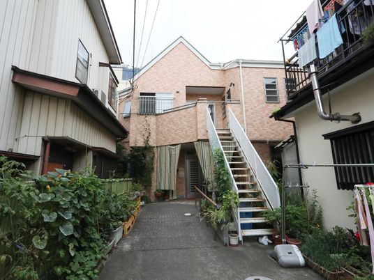 緑あふれる階段付き建物