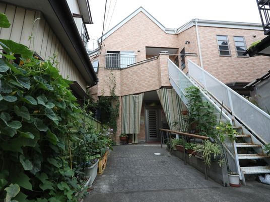 緑に囲まれたエントランス