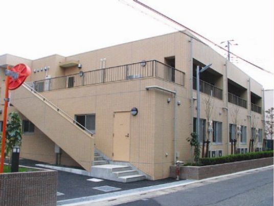 明るい外観の建物