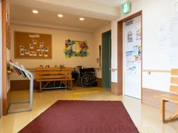 廊下の掲示物とベンチ