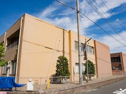 明るい色の外壁の建物