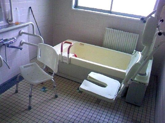 バリアフリー設計の浴室