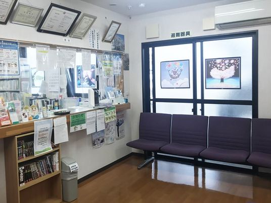 掲示物のあるロビー  