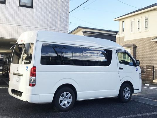 送迎車のある外観  