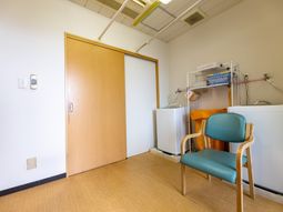 洗面所付きの明るい部屋