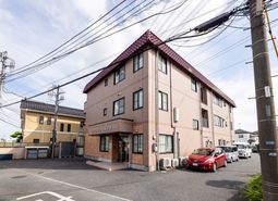 茶色い建物の外観