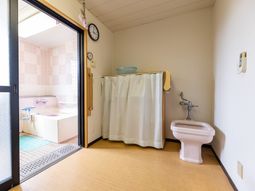 清潔な浴室とトイレ