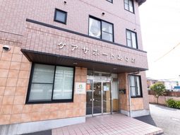 明るい建物のエントランス