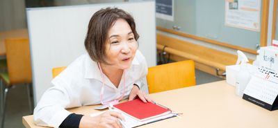 楽しい会話をするスタッフイメージ  