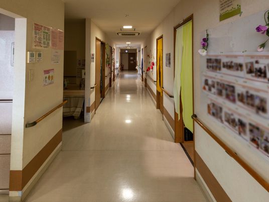 掲示物が並ぶ廊下