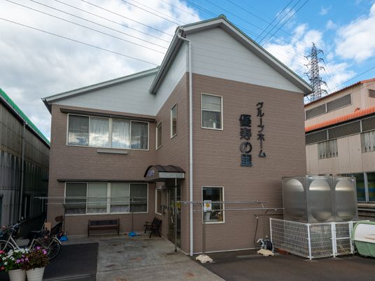茶色の建物と外観の看板