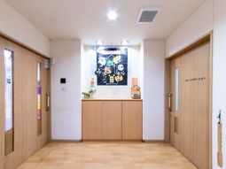 明るい廊下の出入口