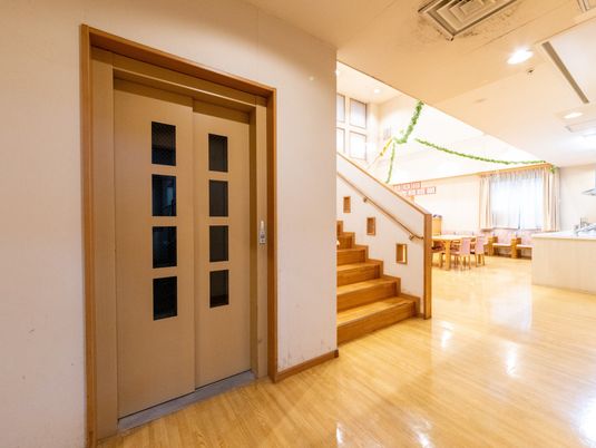 明るい食堂と階段の廊下  
