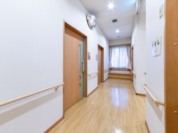 手すり付きの明るい廊下  